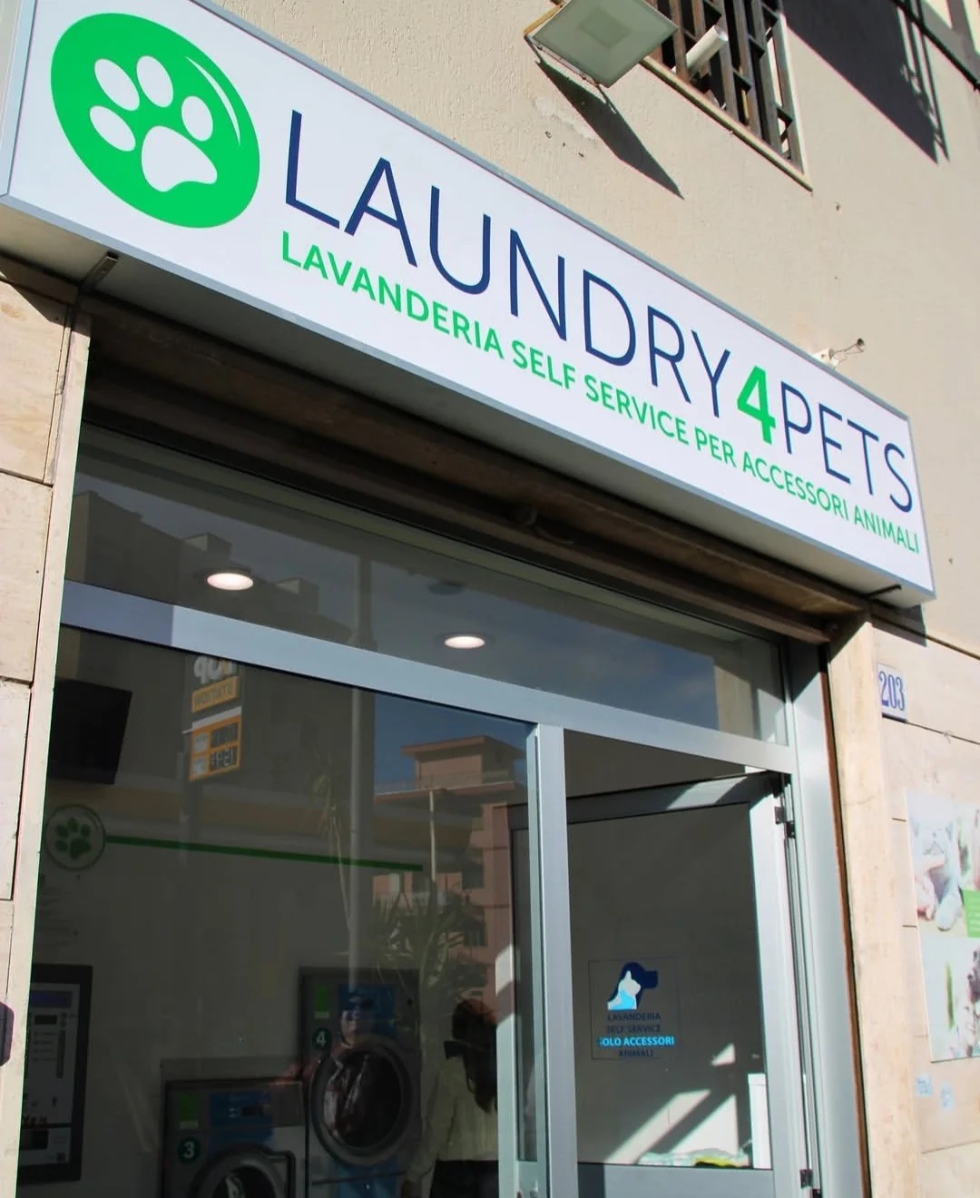 Facciata Laundry4Pets Salerno in Via Rocco Cocchia 203
